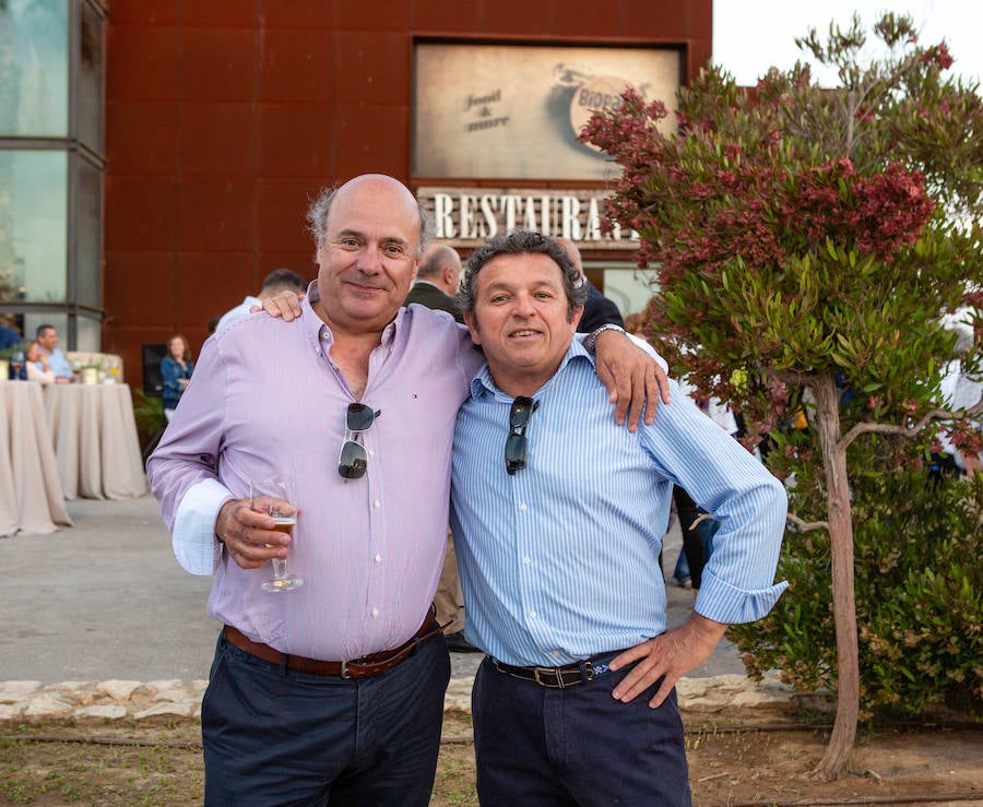 El alcalde de Valencia, Joan Ribó, el secretario autonómico de Turismo, Francesc Colomer, el escritor Santiago Posteguillo y el presidente de Rain Forest, José Maldonado, inauguran la impresionante escultura de un elefante africano, hito de la celebración del 10º aniversario del parque.