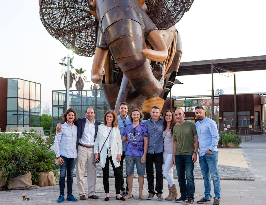 El alcalde de Valencia, Joan Ribó, el secretario autonómico de Turismo, Francesc Colomer, el escritor Santiago Posteguillo y el presidente de Rain Forest, José Maldonado, inauguran la impresionante escultura de un elefante africano, hito de la celebración del 10º aniversario del parque.