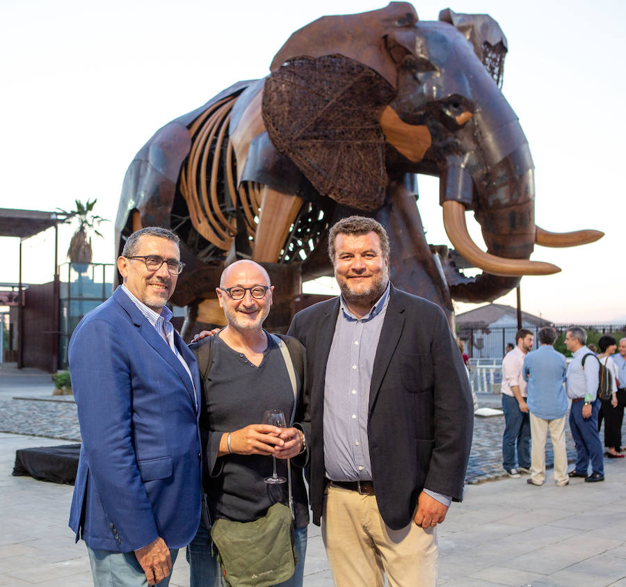 El alcalde de Valencia, Joan Ribó, el secretario autonómico de Turismo, Francesc Colomer, el escritor Santiago Posteguillo y el presidente de Rain Forest, José Maldonado, inauguran la impresionante escultura de un elefante africano, hito de la celebración del 10º aniversario del parque.