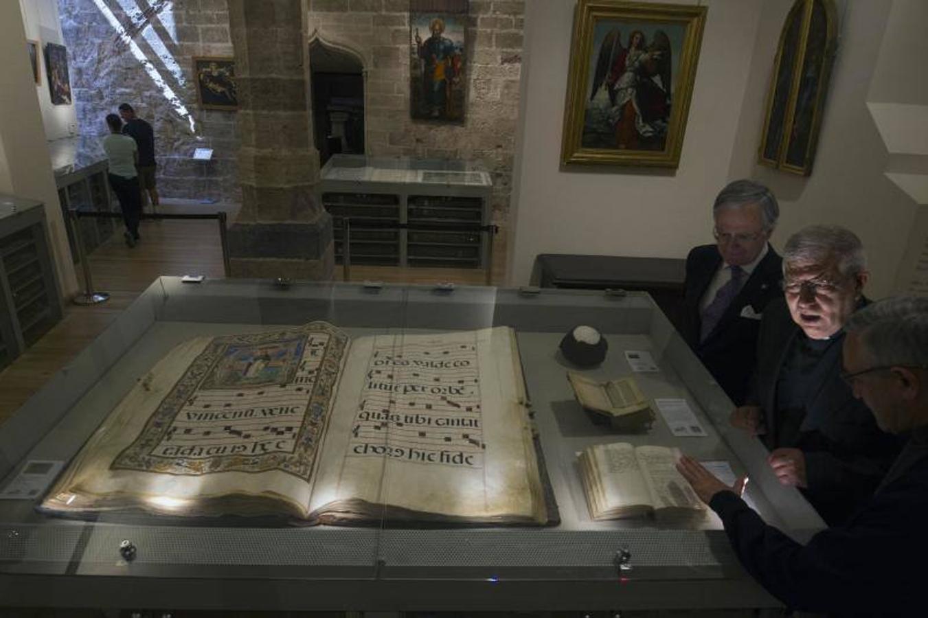 Se ha presentado la nueva sala del museo catedralicio y un libro que analiza la presencia artística de San Vicente Ferrer tanto en el interior como en el exterior del templo.