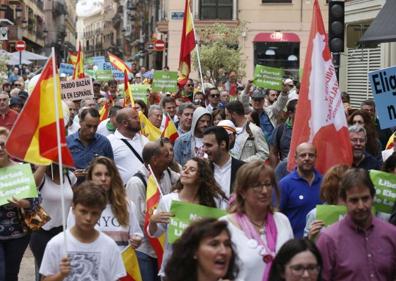 Imagen secundaria 1 - Marcha contra el requisito lingüistico en Valencia.