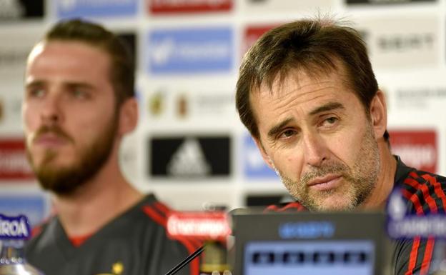 Julen Lopetegui (d), junto a David de Gea en conferencia de prensa. 