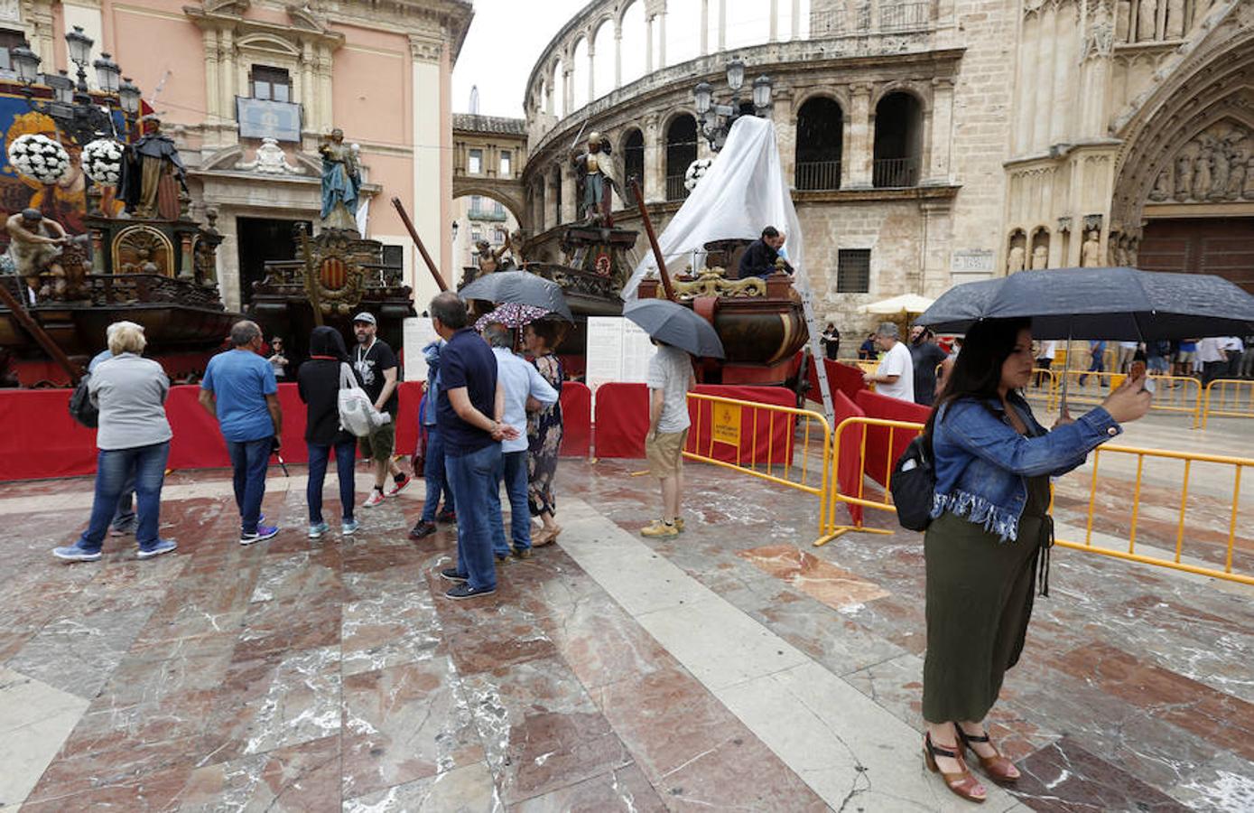 Fotos: Las Rocas se exponen en la plaza de la Virgen bajo la lluvia