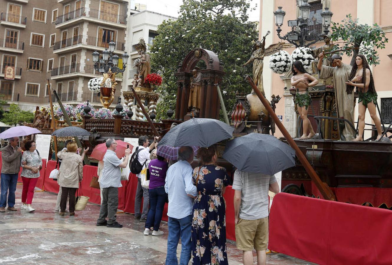 Fotos: Las Rocas se exponen en la plaza de la Virgen bajo la lluvia