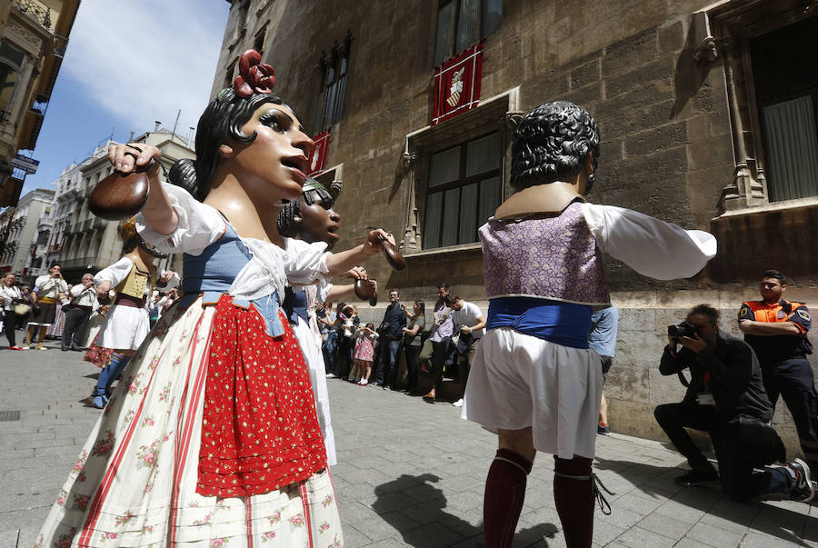 Fotos: La Cabalgata del Convite invade Valencia de danzas, música y color