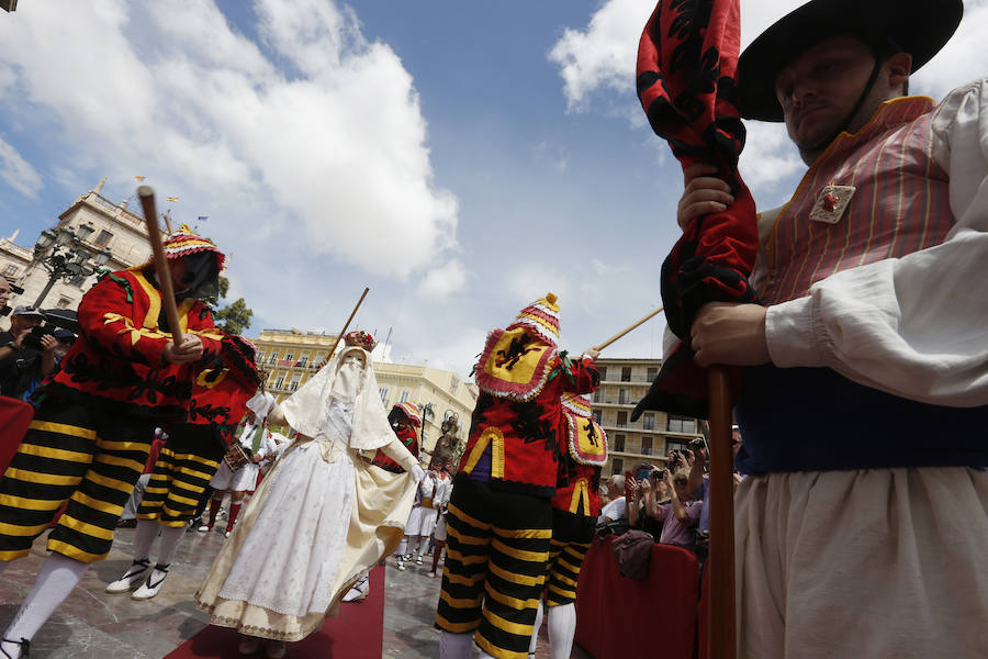 Fotos: La Cabalgata del Convite invade Valencia de danzas, música y color