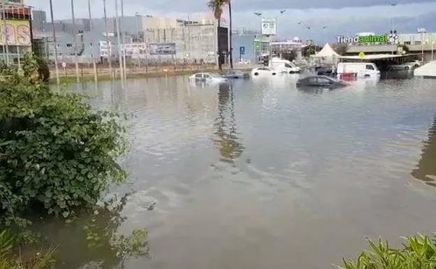 Las lluvias torrenciales inundan el parking del centro comercial de Alfafar