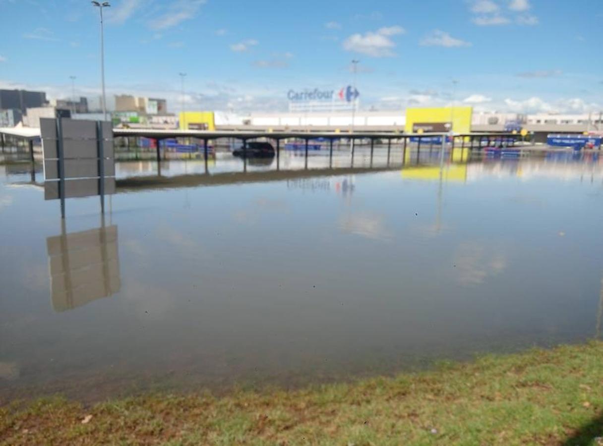 El agua inunda el centro comercial de Alfafar.