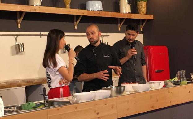 El cocinero Bruno Ruiz, en el centro de la imagen, en el festival gastronómico de Parma.