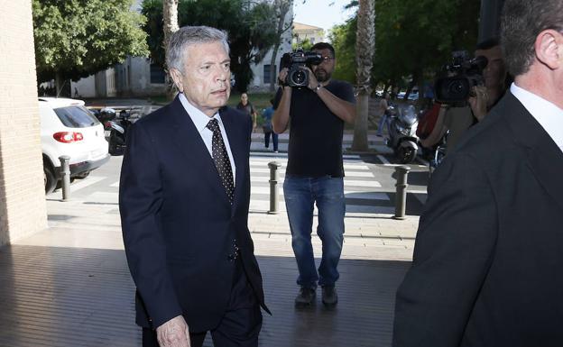 El expresidente de la de la extinta Caja Mediterráneo (CAM) Modesto Crespo, a su llegada a la Audiencia Provincial de Alicante donde se reanuda el juicio 