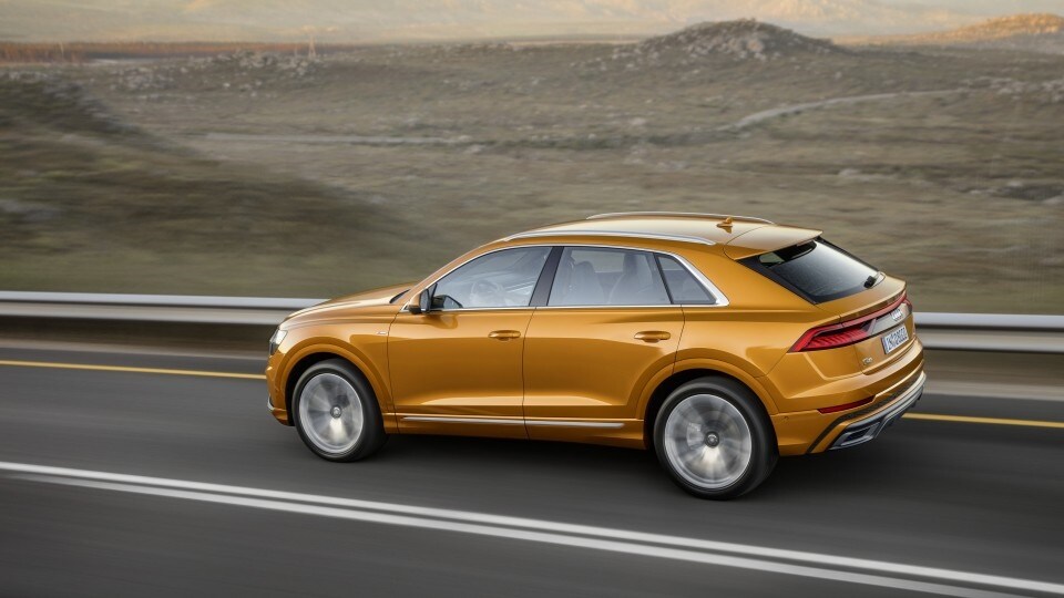 El tope de la familia Q de Audi llega con el Q8, un modelo que combina la línea de un cupé de lujo de cuatro puertas con la versatilidad propia de un SUV de gran tamaño. Una de las novedades de diseño es la ancha parrilla de diseño octogonal.