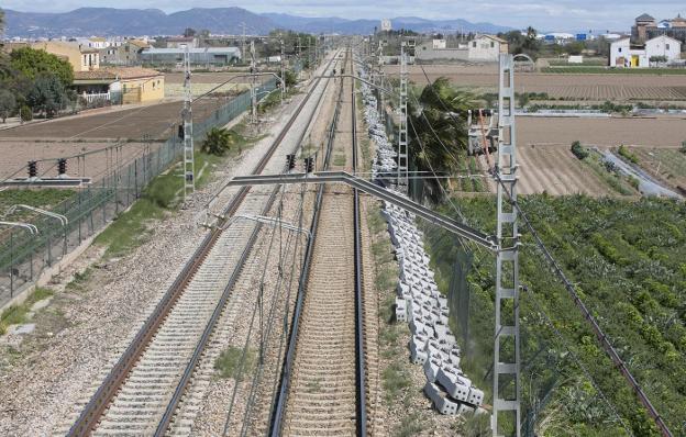 Traviesas para instalar el tercer carril entre Valencia y Sagunto. 