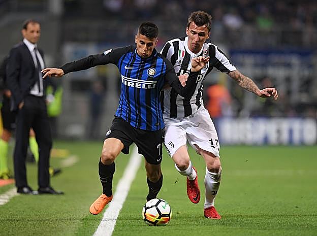 Cancelo pugna con Mandzukic. 