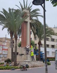 Imagen secundaria 2 - Los vecinos detienen el derribo de la cruz de La Vall