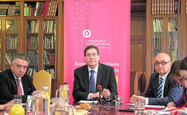 José Luis Monzón, Emili Villaescusa y Santiago Murgul, durante la presentación del estudio.