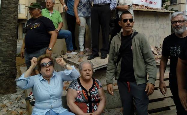 Imagen principal - Los vecinos detienen el derribo de la cruz de La Vall
