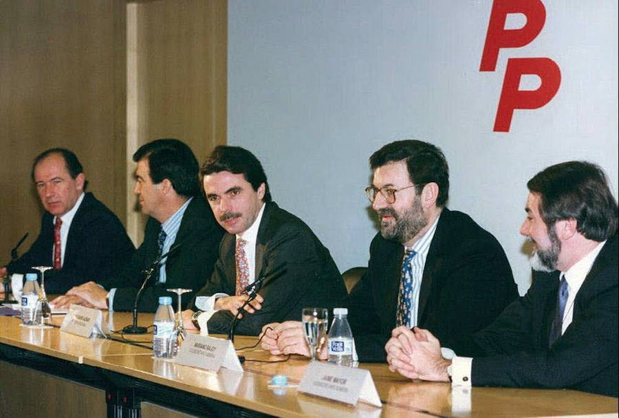 Casi 40 años de trayectoria política de Mariano Rajoy. Desde concejal de Pontevedra a presidente del Gobierno, ha pasado por todas las facetas políticas. Accedió al Gobierno de la mano de Aznar en la primera legislatura del Partido Popular al frente de la Moncloa.