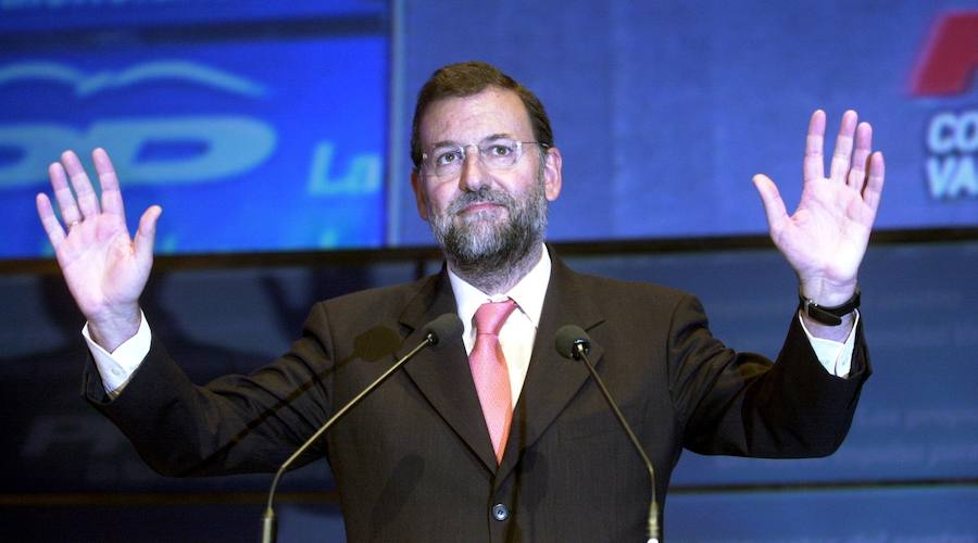La imagen de Mariano Rajoy en un acto del Partido Popular tras ser propuesto por José María Aznar para presidir el partido.