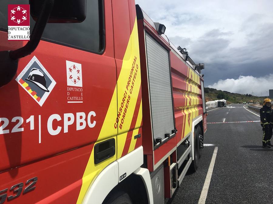 El vuelvo ha provocado que la vía quedara  cortada al tráfico durante varias horas en sentido Teruel , mientras una grúa enderezaba el vehículo del que no se podía recuperar el gasoil y gasolina que aún quedaban en el interior de las cisternas