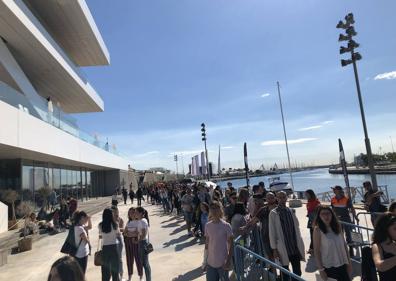 Imagen secundaria 1 - Cepeda, en el casting de OT esta mañana en Valencia. Largas colas de participantes.