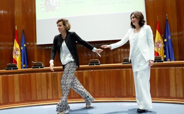 Carmen Montón, junto a su antecesora en el cargo, Dolors Montserrat. 