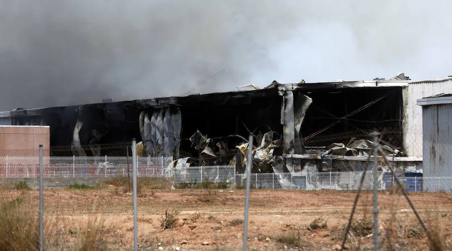 Fotos: Un incendio calcina la panificadora de Mercadona en Puzol