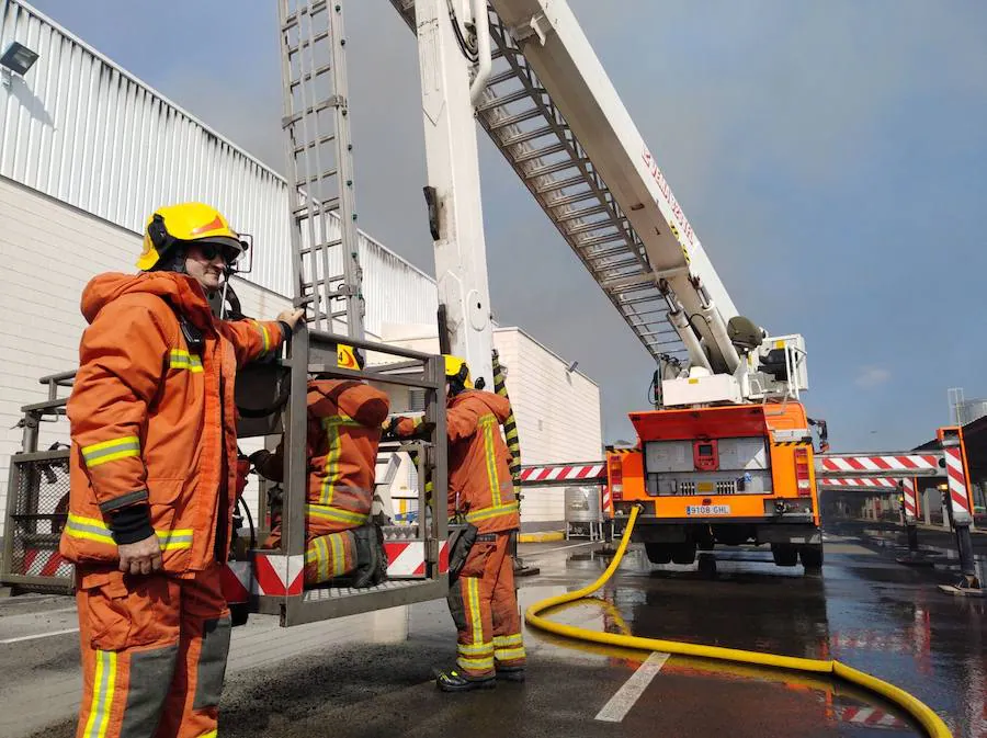 Fotos: Un incendio calcina la panificadora de Mercadona en Puzol