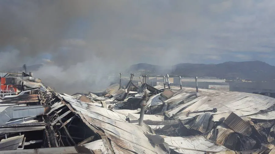 Fotos: Un incendio calcina la panificadora de Mercadona en Puzol