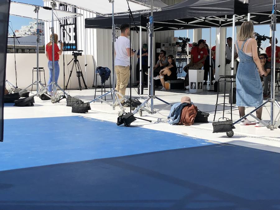 Miles de personas se han concentrado en la fachada marítima de Valencia para probar suerte y demostrar sus dotes musicales. Cepeda, concursante de la última edición de Operación Triunfo, ha llegado a la Marina de Valencia ante la expectación de los aspirantes que aguardan su turno.