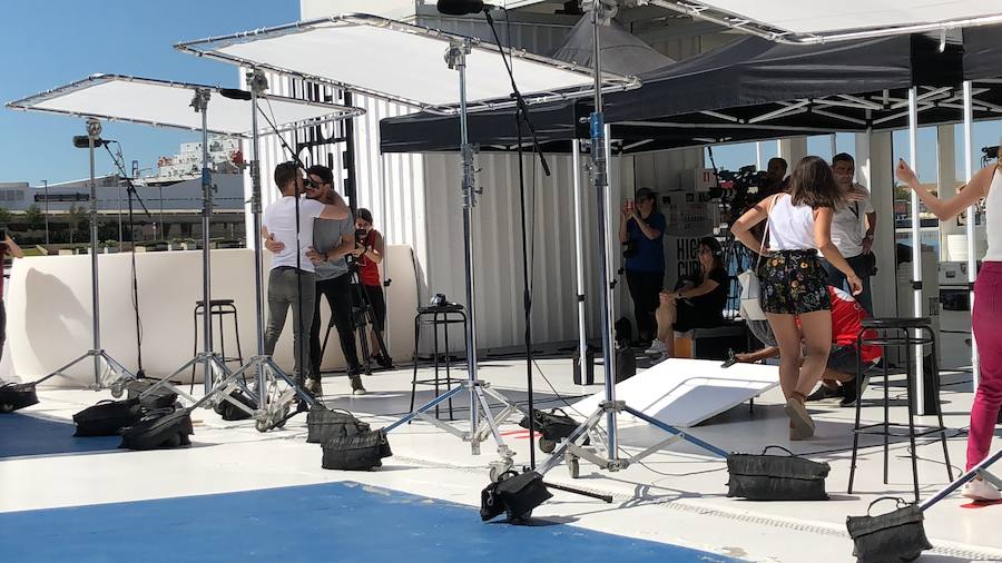 Miles de personas se han concentrado en la fachada marítima de Valencia para probar suerte y demostrar sus dotes musicales. Cepeda, concursante de la última edición de Operación Triunfo, ha llegado a la Marina de Valencia ante la expectación de los aspirantes que aguardan su turno.