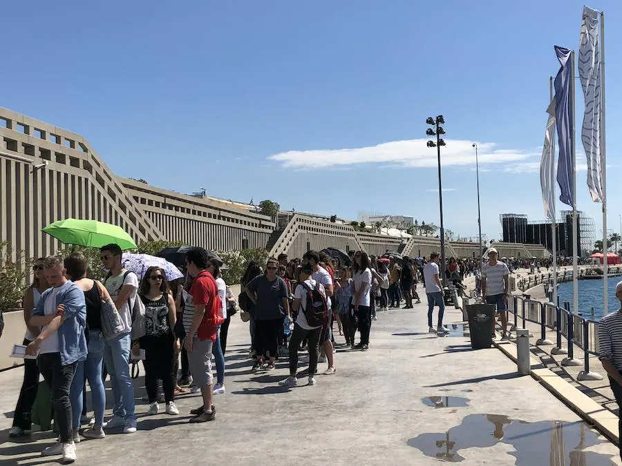 Miles de personas se han concentrado en la fachada marítima de Valencia para probar suerte y demostrar sus dotes musicales. Cepeda, concursante de la última edición de Operación Triunfo, ha llegado a la Marina de Valencia ante la expectación de los aspirantes que aguardan su turno.