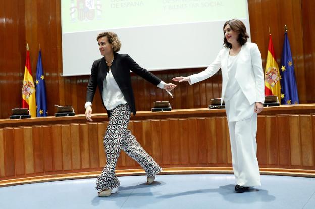 Carmen Montón, a la derecha, junto a la exministra Dolors Montserrat. 