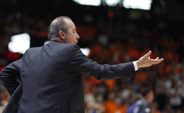 Txus Vidorreta dirige uno de los últimos partidos en la Fonteta.