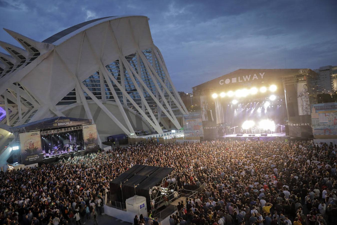 El Festival de les Arts arrancó este viernes su cuarta edición. La organización prevé que entre viernes y sábado más de 40.000 personas acudan a los conciertos. El público respondió masivamente a la primera jornada, en la que actuaron La Habitación Roja, Elefantes, Viva Suecia y Crystal Fighters. Hoy sábado será el turno para el valenciano Tórtel, Mando Diao y Lori Meyers, entre otros. La organización del Festival de les Arts ya tiene cerrada la edición de 2019. Se celebrará el 7 y 8 de junio del próximo año en la Ciudad de lasCiencias.