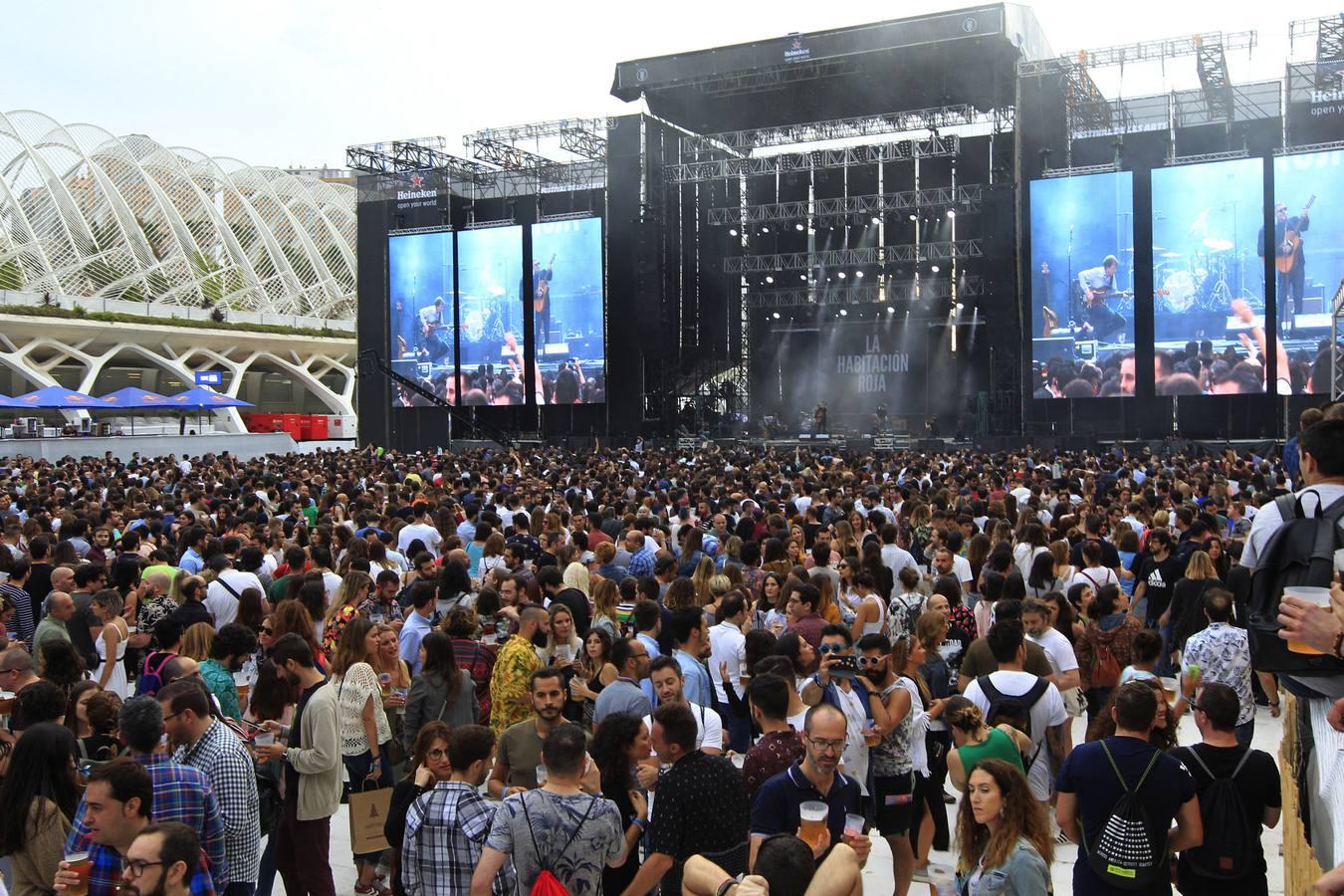 El Festival de les Arts arrancó este viernes su cuarta edición. La organización prevé que entre viernes y sábado más de 40.000 personas acudan a los conciertos. El público respondió masivamente a la primera jornada, en la que actuaron La Habitación Roja, Elefantes, Viva Suecia y Crystal Fighters. Hoy sábado será el turno para el valenciano Tórtel, Mando Diao y Lori Meyers, entre otros. La organización del Festival de les Arts ya tiene cerrada la edición de 2019. Se celebrará el 7 y 8 de junio del próximo año en la Ciudad de lasCiencias. 