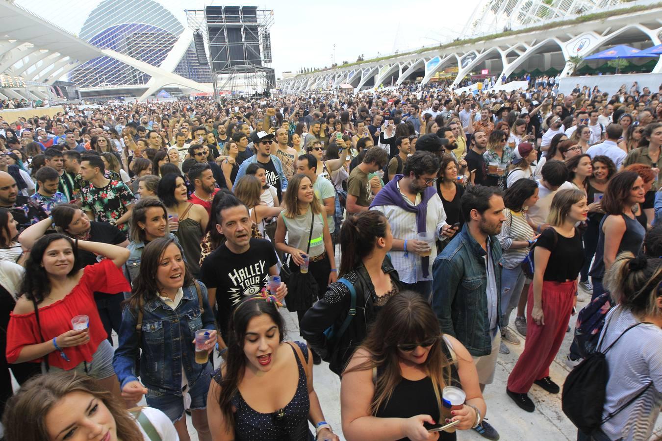 El Festival de les Arts arrancó este viernes su cuarta edición. La organización prevé que entre viernes y sábado más de 40.000 personas acudan a los conciertos. El público respondió masivamente a la primera jornada, en la que actuaron La Habitación Roja, Elefantes, Viva Suecia y Crystal Fighters. Hoy sábado será el turno para el valenciano Tórtel, Mando Diao y Lori Meyers, entre otros. La organización del Festival de les Arts ya tiene cerrada la edición de 2019. Se celebrará el 7 y 8 de junio del próximo año en la Ciudad de lasCiencias. 