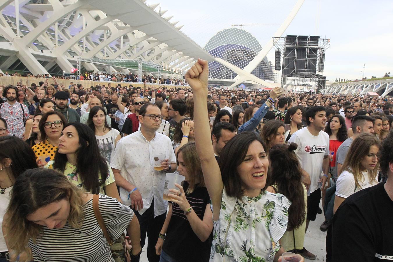 El Festival de les Arts arrancó este viernes su cuarta edición. La organización prevé que entre viernes y sábado más de 40.000 personas acudan a los conciertos. El público respondió masivamente a la primera jornada, en la que actuaron La Habitación Roja, Elefantes, Viva Suecia y Crystal Fighters. Hoy sábado será el turno para el valenciano Tórtel, Mando Diao y Lori Meyers, entre otros. La organización del Festival de les Arts ya tiene cerrada la edición de 2019. Se celebrará el 7 y 8 de junio del próximo año en la Ciudad de lasCiencias. 