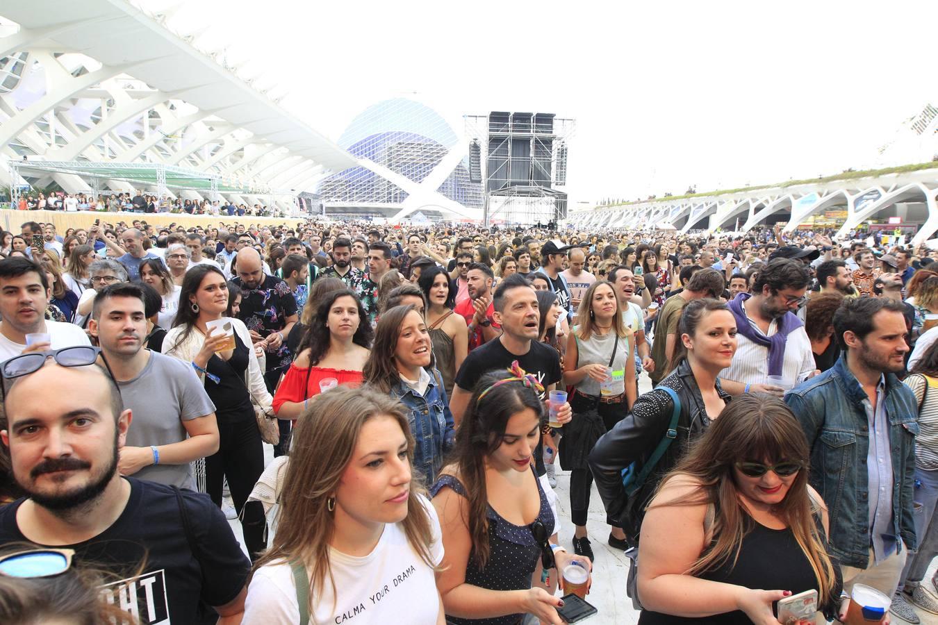 El Festival de les Arts arrancó este viernes su cuarta edición. La organización prevé que entre viernes y sábado más de 40.000 personas acudan a los conciertos. El público respondió masivamente a la primera jornada, en la que actuaron La Habitación Roja, Elefantes, Viva Suecia y Crystal Fighters. Hoy sábado será el turno para el valenciano Tórtel, Mando Diao y Lori Meyers, entre otros. La organización del Festival de les Arts ya tiene cerrada la edición de 2019. Se celebrará el 7 y 8 de junio del próximo año en la Ciudad de lasCiencias.