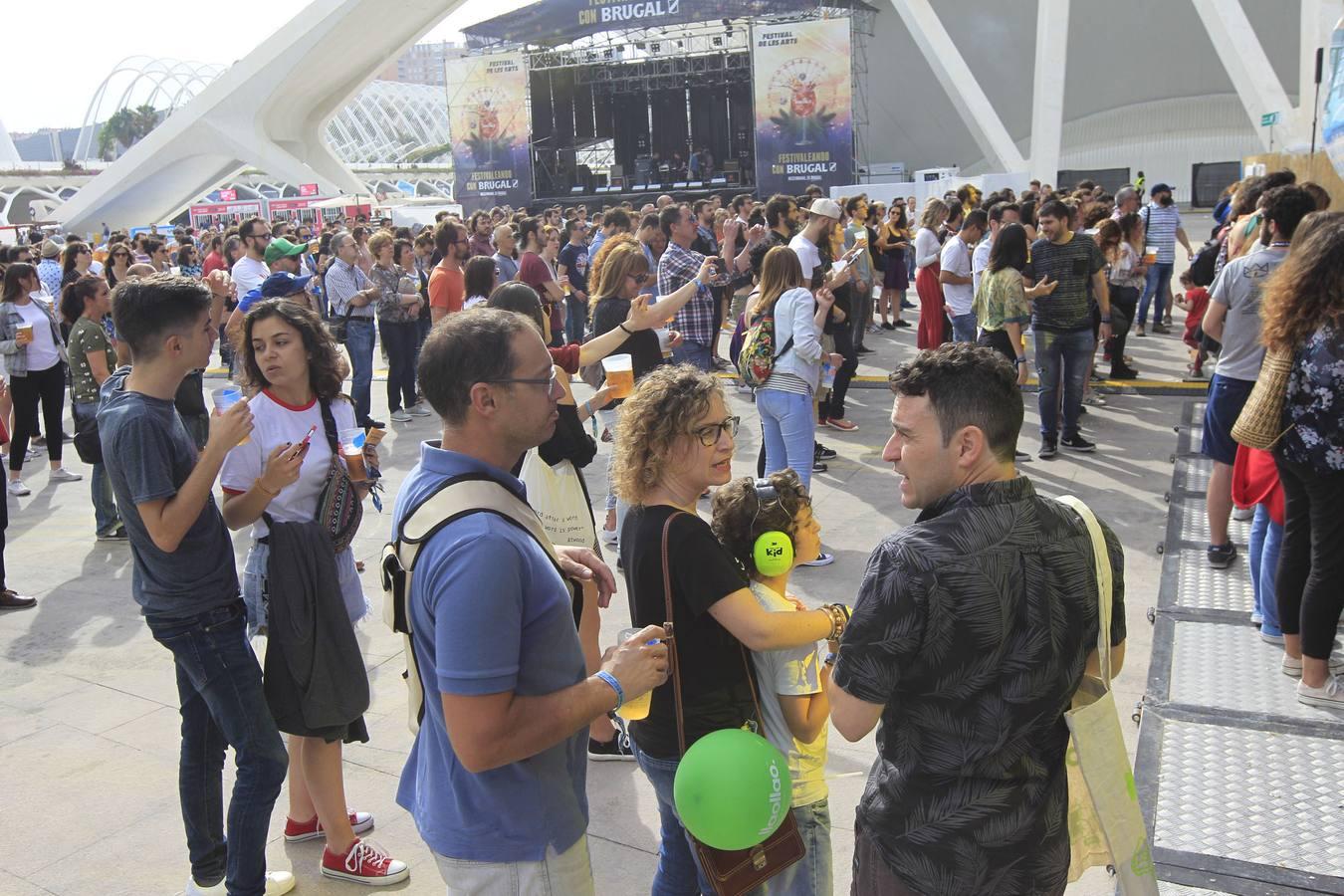 El Festival de les Arts arrancó este viernes su cuarta edición. La organización prevé que entre viernes y sábado más de 40.000 personas acudan a los conciertos. El público respondió masivamente a la primera jornada, en la que actuaron La Habitación Roja, Elefantes, Viva Suecia y Crystal Fighters. Hoy sábado será el turno para el valenciano Tórtel, Mando Diao y Lori Meyers, entre otros. La organización del Festival de les Arts ya tiene cerrada la edición de 2019. Se celebrará el 7 y 8 de junio del próximo año en la Ciudad de lasCiencias.