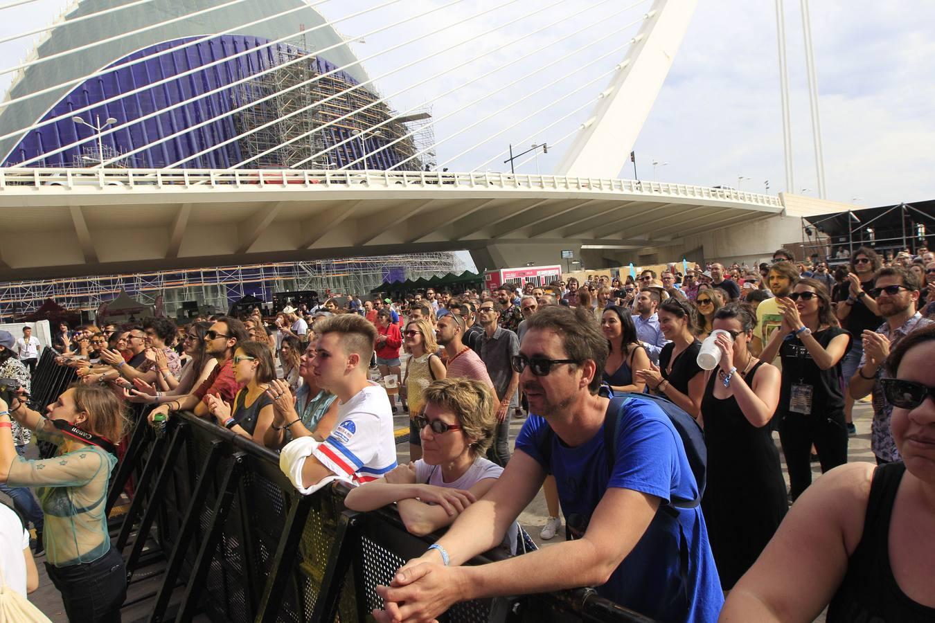 El Festival de les Arts arrancó este viernes su cuarta edición. La organización prevé que entre viernes y sábado más de 40.000 personas acudan a los conciertos. El público respondió masivamente a la primera jornada, en la que actuaron La Habitación Roja, Elefantes, Viva Suecia y Crystal Fighters. Hoy sábado será el turno para el valenciano Tórtel, Mando Diao y Lori Meyers, entre otros. La organización del Festival de les Arts ya tiene cerrada la edición de 2019. Se celebrará el 7 y 8 de junio del próximo año en la Ciudad de lasCiencias.