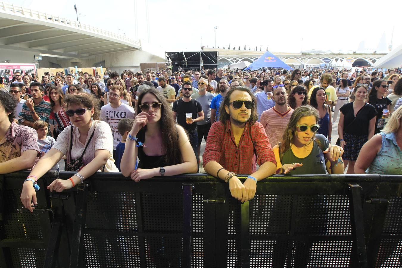 El Festival de les Arts arrancó este viernes su cuarta edición. La organización prevé que entre viernes y sábado más de 40.000 personas acudan a los conciertos. El público respondió masivamente a la primera jornada, en la que actuaron La Habitación Roja, Elefantes, Viva Suecia y Crystal Fighters. Hoy sábado será el turno para el valenciano Tórtel, Mando Diao y Lori Meyers, entre otros. La organización del Festival de les Arts ya tiene cerrada la edición de 2019. Se celebrará el 7 y 8 de junio del próximo año en la Ciudad de lasCiencias.