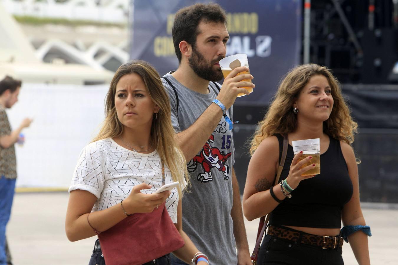 El Festival de les Arts arrancó este viernes su cuarta edición. La organización prevé que entre viernes y sábado más de 40.000 personas acudan a los conciertos. El público respondió masivamente a la primera jornada, en la que actuaron La Habitación Roja, Elefantes, Viva Suecia y Crystal Fighters. Hoy sábado será el turno para el valenciano Tórtel, Mando Diao y Lori Meyers, entre otros. La organización del Festival de les Arts ya tiene cerrada la edición de 2019. Se celebrará el 7 y 8 de junio del próximo año en la Ciudad de lasCiencias.