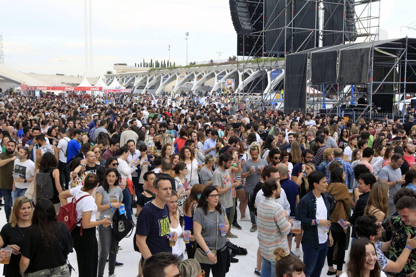 El Festival de les Arts arrancó este viernes su cuarta edición. La organización prevé que entre viernes y sábado más de 40.000 personas acudan a los conciertos. El público respondió masivamente a la primera jornada, en la que actuaron La Habitación Roja, Elefantes, Viva Suecia y Crystal Fighters. Hoy sábado será el turno para el valenciano Tórtel, Mando Diao y Lori Meyers, entre otros. La organización del Festival de les Arts ya tiene cerrada la edición de 2019. Se celebrará el 7 y 8 de junio del próximo año en la Ciudad de lasCiencias.