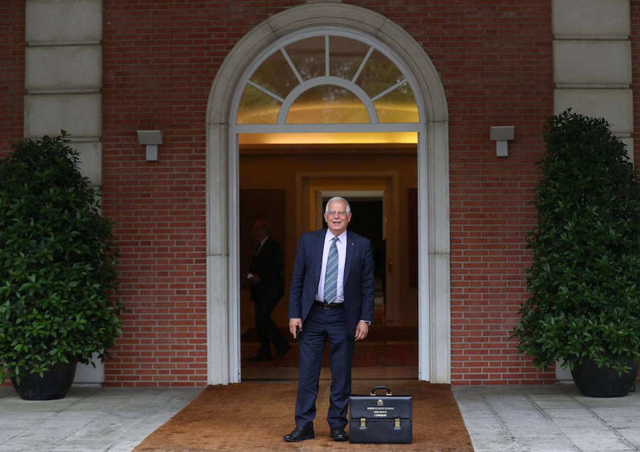 El Ministro de Exteriores, Josep Borrel, posa con la cartera de su Ministerio a su llegada.