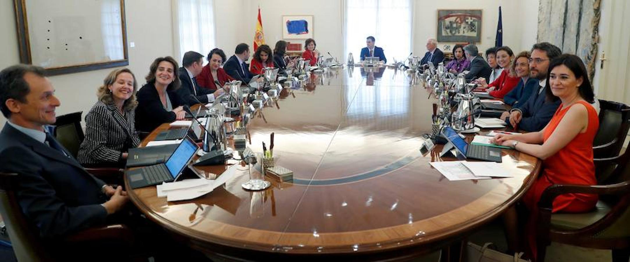 Imagen de los ministros y ministras del nuevo Gobierno de Pedro Sánchez sentados durante el Primer Consejo de Ministros.