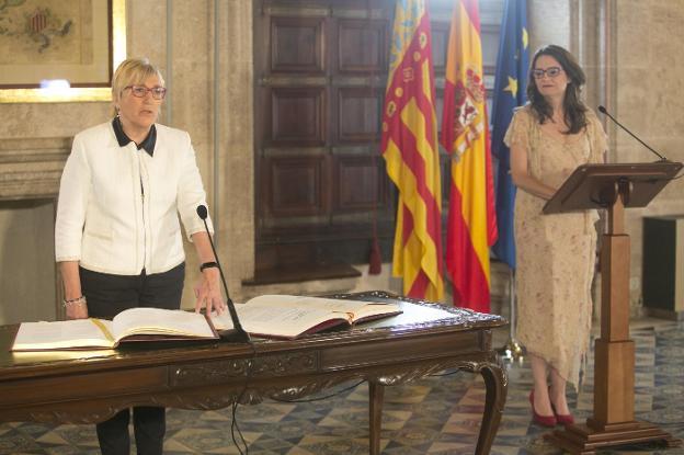 Ana Barceló, la nueva consellera de Sanidad, durante su toma de posesión. 