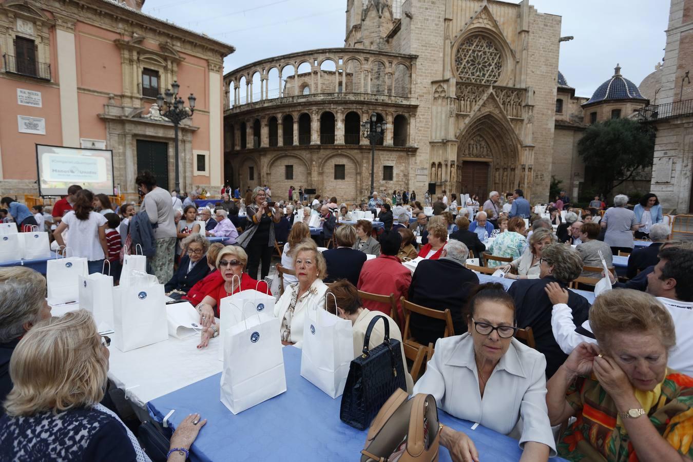 La plaza de la Virgen acogió este viernes la Cena del Hambre que convoca Manos Unidas. El evento de carácter benéfico consiste en una cena simbólica a base de pan, aceite y una pieza de fruta para solidarizarse con las personas que pasan hambre en el mundo. Además, el importe de la cena se destina a los proyectos de desarrollo