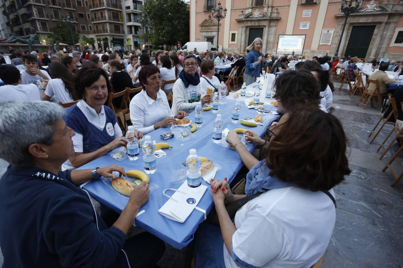 La plaza de la Virgen acogió este viernes la Cena del Hambre que convoca Manos Unidas. El evento de carácter benéfico consiste en una cena simbólica a base de pan, aceite y una pieza de fruta para solidarizarse con las personas que pasan hambre en el mundo. Además, el importe de la cena se destina a los proyectos de desarrollo