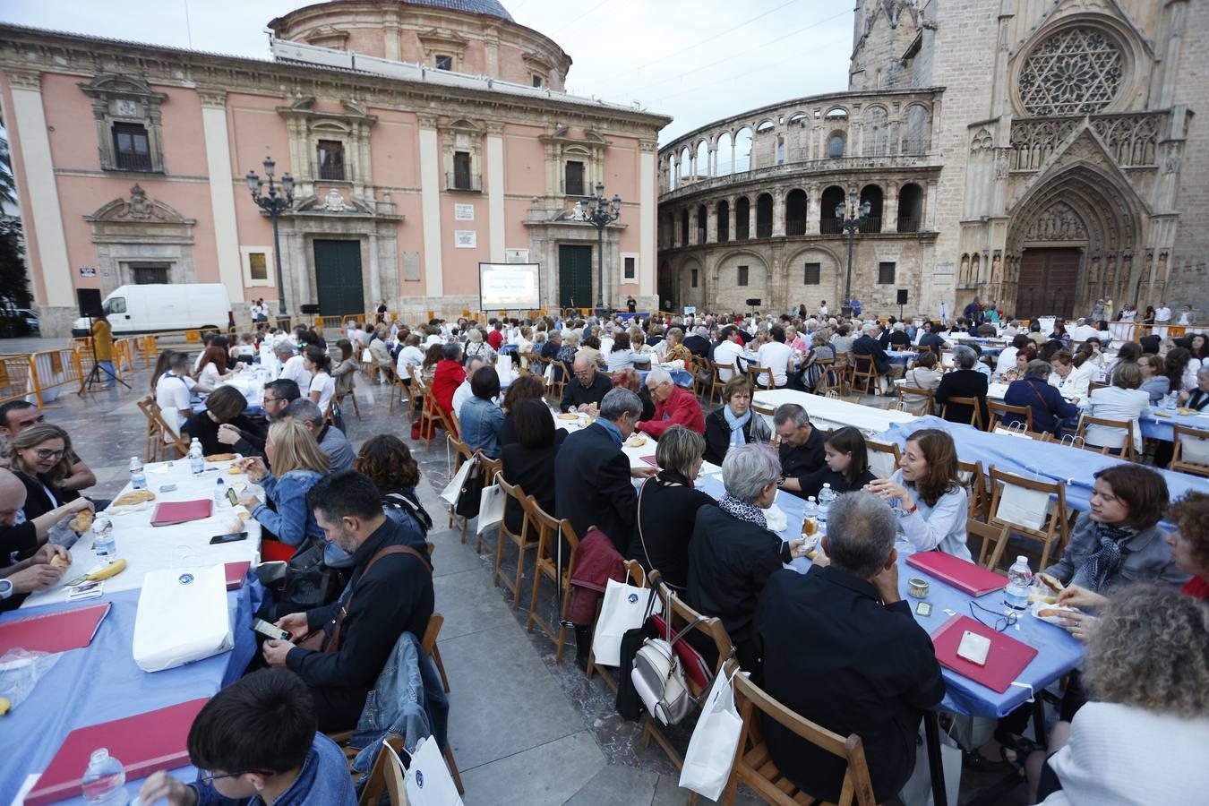 La plaza de la Virgen acogió este viernes la Cena del Hambre que convoca Manos Unidas. El evento de carácter benéfico consiste en una cena simbólica a base de pan, aceite y una pieza de fruta para solidarizarse con las personas que pasan hambre en el mundo. Además, el importe de la cena se destina a los proyectos de desarrollo