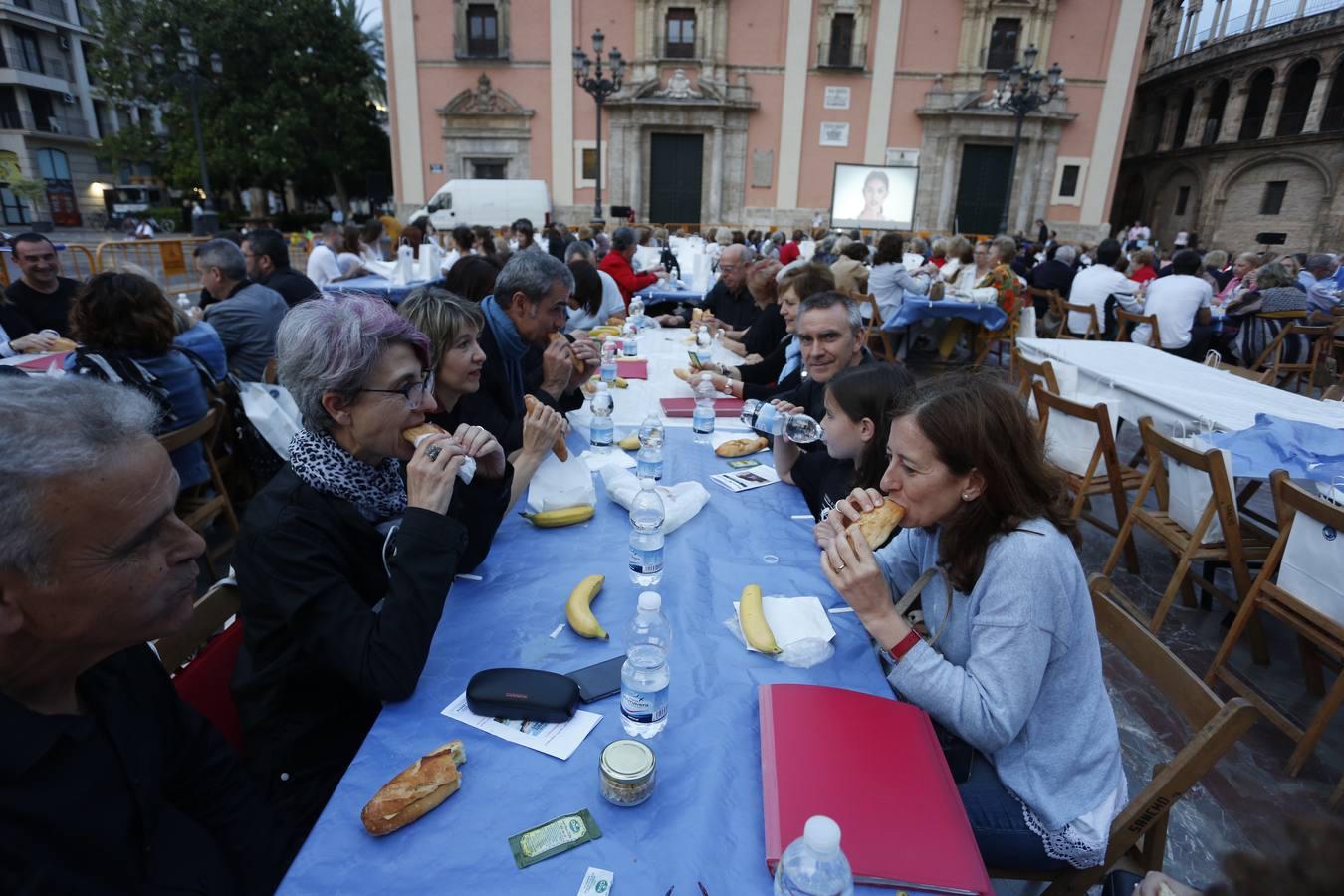 La plaza de la Virgen acogió este viernes la Cena del Hambre que convoca Manos Unidas. El evento de carácter benéfico consiste en una cena simbólica a base de pan, aceite y una pieza de fruta para solidarizarse con las personas que pasan hambre en el mundo. Además, el importe de la cena se destina a los proyectos de desarrollo